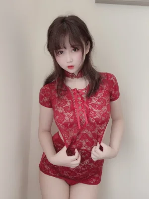 依酱《红色旗袍》主题写真：25张全套美图