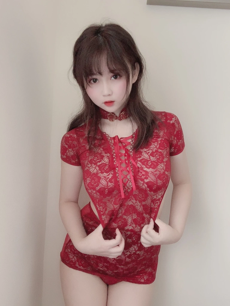 依酱《红色旗袍》主题写真：25张全套美图