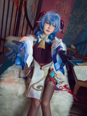 阿包也是兔娘《2021.11月舰长图包 原神 甘雨》主题写真：30张全套美图