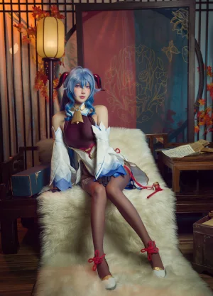 阿包也是兔娘《2021.11月舰长图包 原神 甘雨》主题写真：30张全套美图