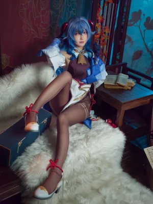 阿包也是兔娘《2021.11月舰长图包 原神 甘雨》主题写真：30张全套美图