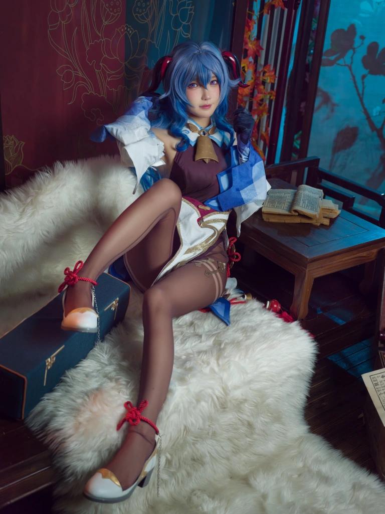 阿包也是兔娘《2021.11月舰长图包 原神 甘雨》主题写真：30张全套美图