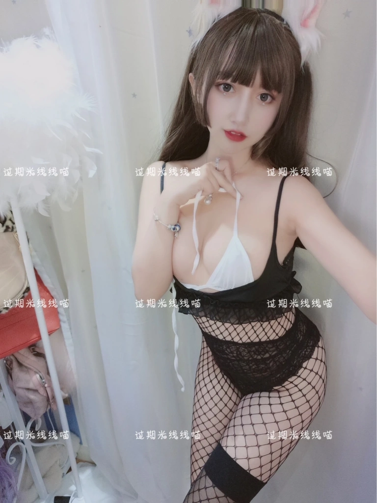 过期米线线喵《网袜》主题写真：22张全套美图