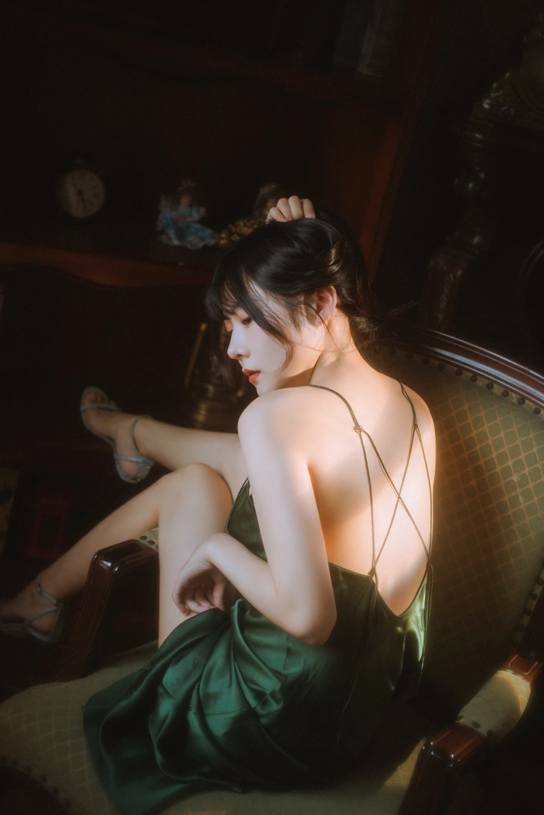 香草喵露露《杨枝甘露 绿色连衣裙》主题写真：45张全套美图，含1个视频