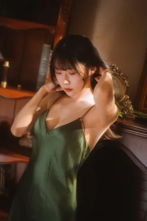 香草喵露露《杨枝甘露 绿色连衣裙》主题写真：45张全套美图，含1个视频