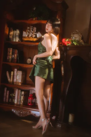 香草喵露露《杨枝甘露 绿色连衣裙》主题写真：45张全套美图，含1个视频