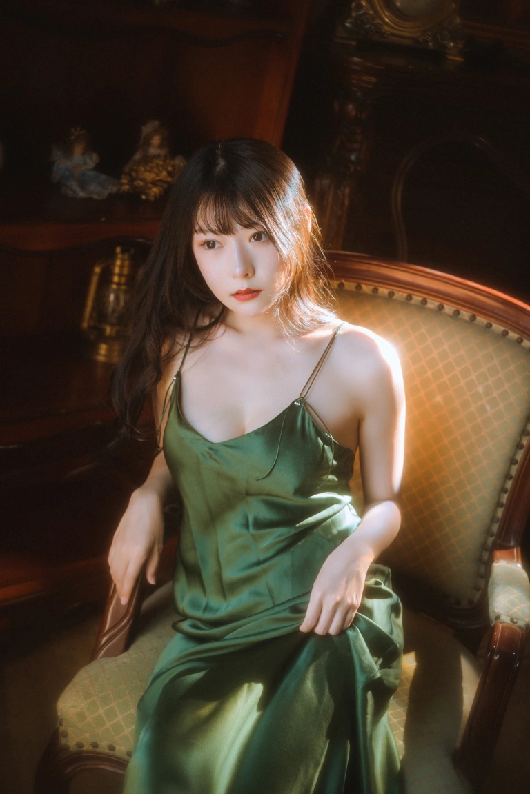 香草喵露露《杨枝甘露 绿色连衣裙》主题写真：45张全套美图，含1个视频