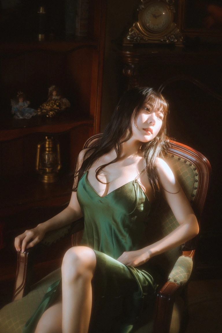 香草喵露露《杨枝甘露 绿色连衣裙》主题写真：45张全套美图，含1个视频
