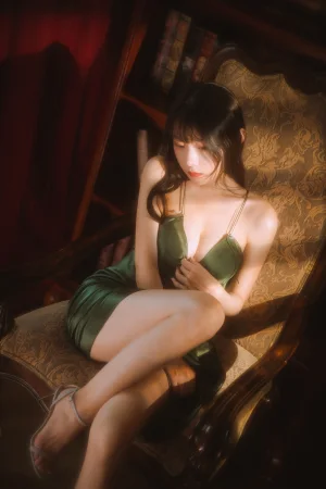 香草喵露露《杨枝甘露 绿色连衣裙》主题写真：45张全套美图，含1个视频