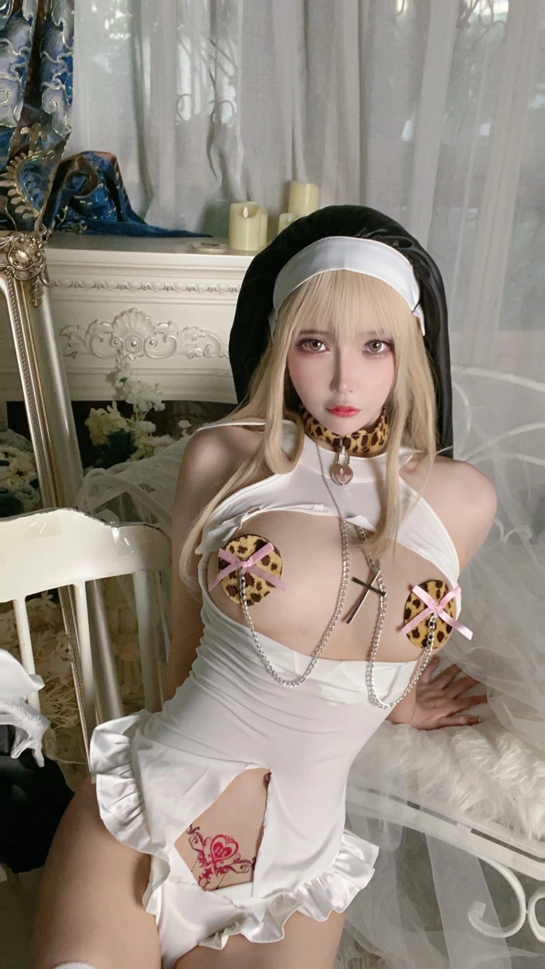 抱走莫子《生日特辑 修女》主题写真：75张全套美图，含11个视频