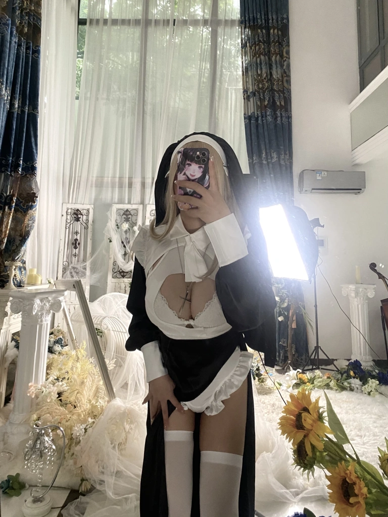 抱走莫子《生日特辑 修女》主题写真：75张全套美图，含11个视频