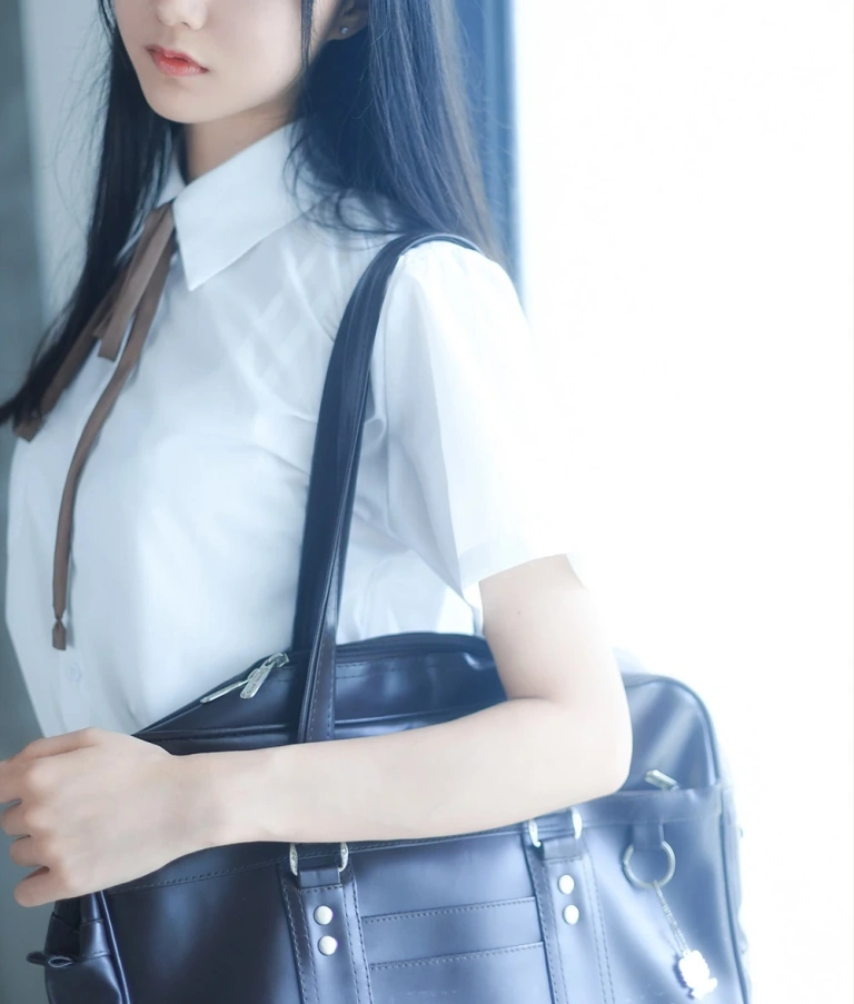 木棉棉《白裙jk》主题写真：35张全套美图