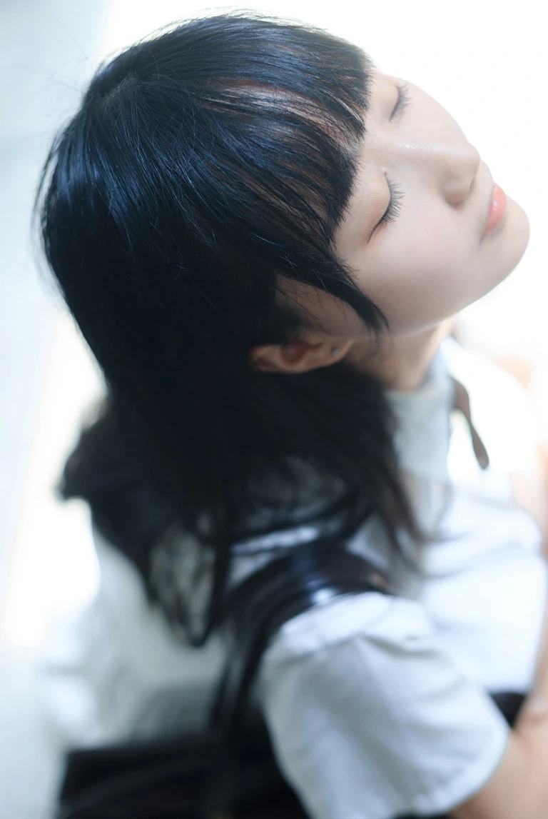 木棉棉《白裙jk》主题写真：35张全套美图