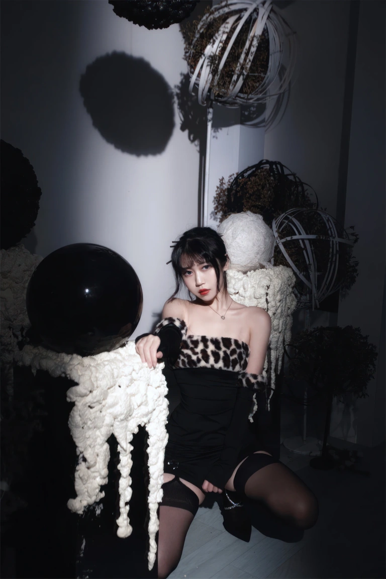 不呆猫《豹纹黑长裙》主题写真：16张全套美图