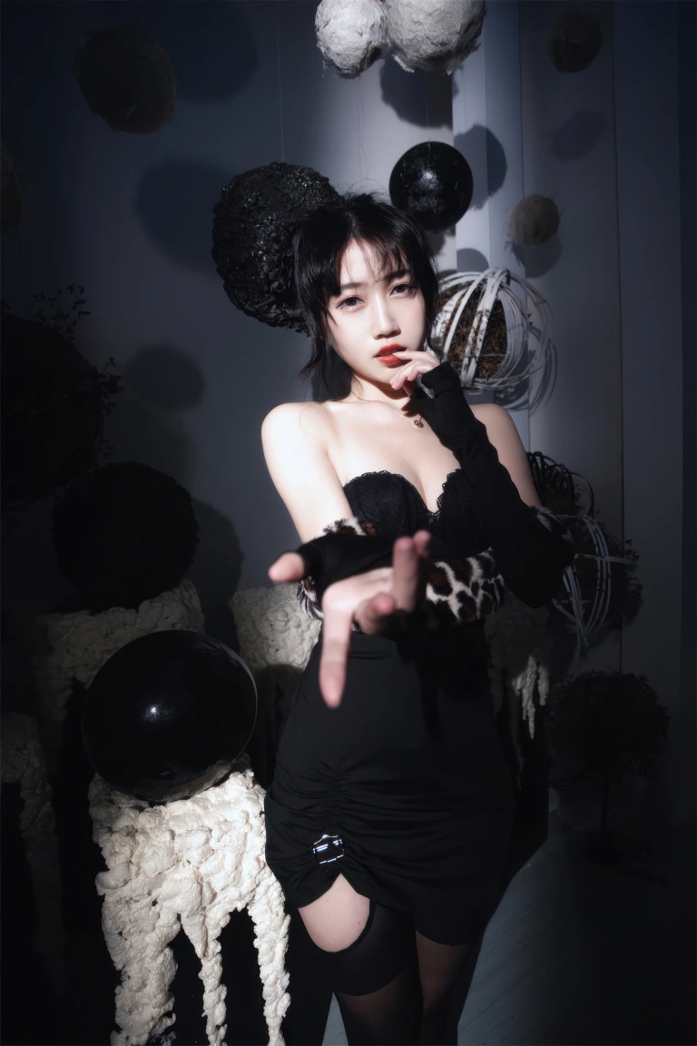 不呆猫《豹纹黑长裙》主题写真：16张全套美图