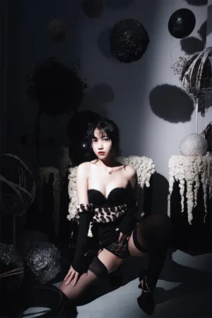 不呆猫《豹纹黑长裙》主题写真：16张全套美图