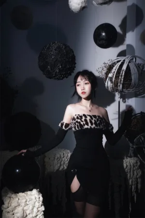不呆猫《豹纹黑长裙》主题写真：16张全套美图