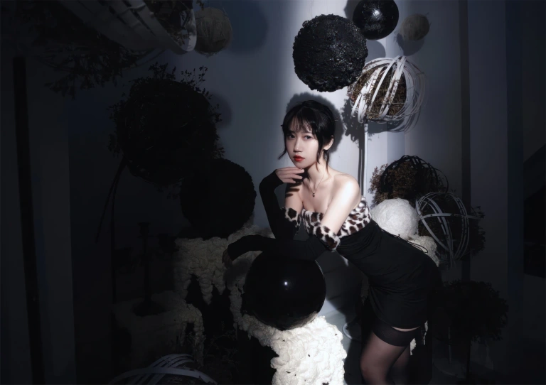 不呆猫《豹纹黑长裙》主题写真：16张全套美图