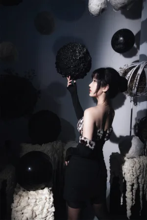 不呆猫《豹纹黑长裙》主题写真：16张全套美图
