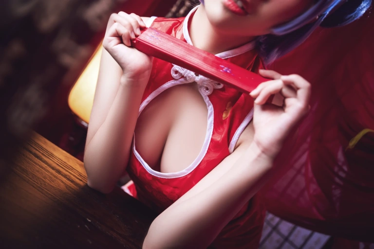 面饼仙儿《雷姆旗袍》主题写真：23张全套美图