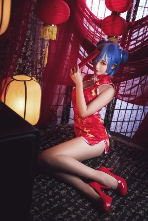 面饼仙儿《雷姆旗袍》主题写真：23张全套美图
