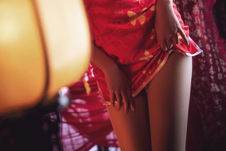 面饼仙儿《雷姆旗袍》主题写真：23张全套美图