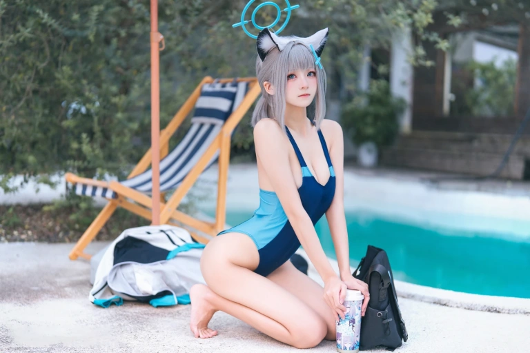 九柒喵《蔚蓝档案 砂狼白子泳装》主题写真：34张全套美图