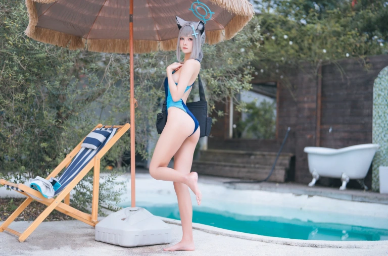 九柒喵《蔚蓝档案 砂狼白子泳装》主题写真：34张全套美图