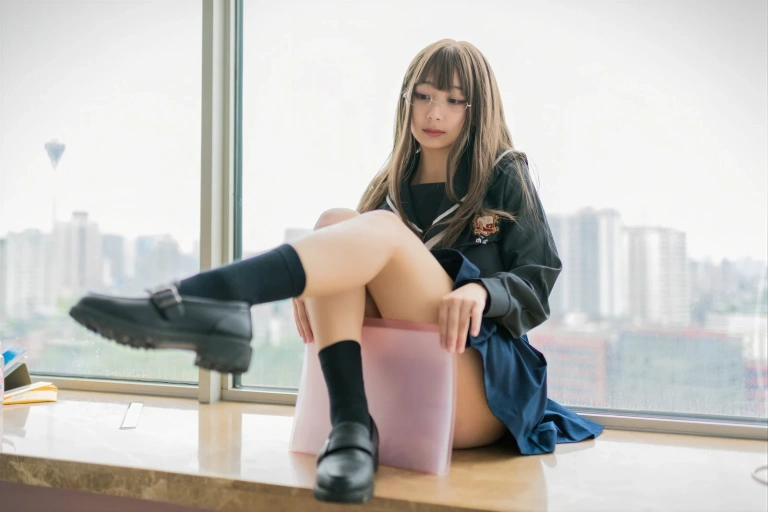 浅安安《风纪委员》主题写真：40张全套美图