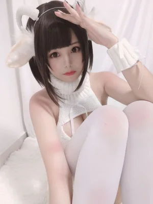 蜜汁猫裘《白丝毛衣》主题写真：40张全套美图，含3个视频