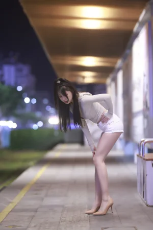 小女巫露娜《芳踪》主题写真：45张全套美图
