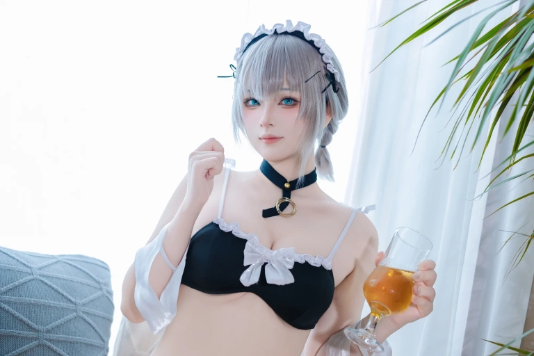 屿鱼《曼彻斯特泳装》主题写真：50张全套美图