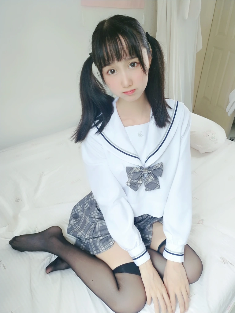 木棉棉《灰格子jk》主题写真：21张全套美图，含1个视频