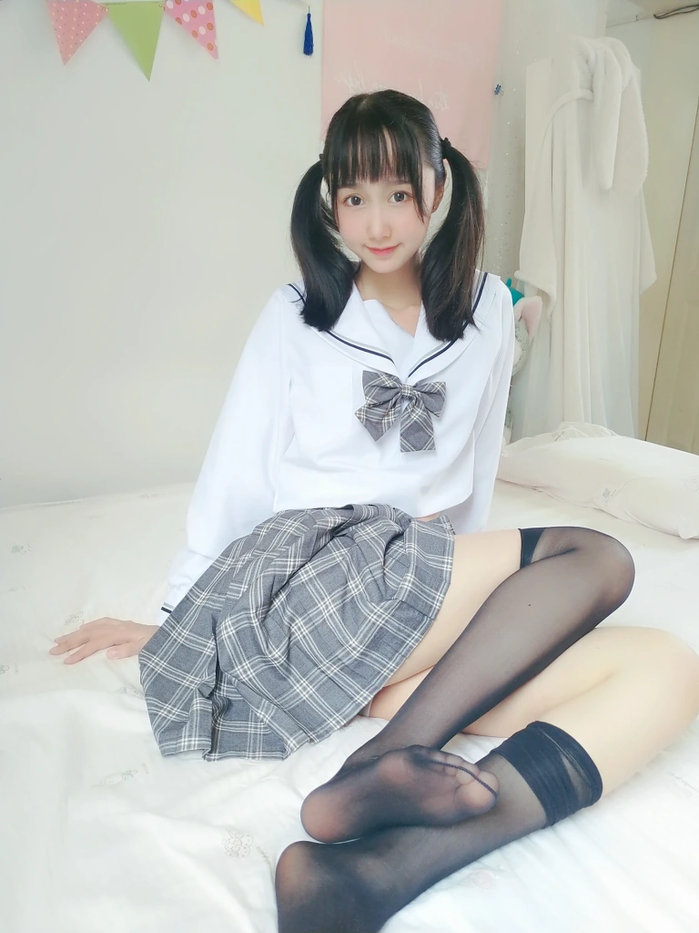 木棉棉《灰格子jk》主题写真：21张全套美图，含1个视频