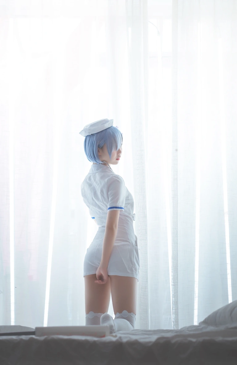 面饼仙儿《蕾姆护士装》主题写真：18张全套美图