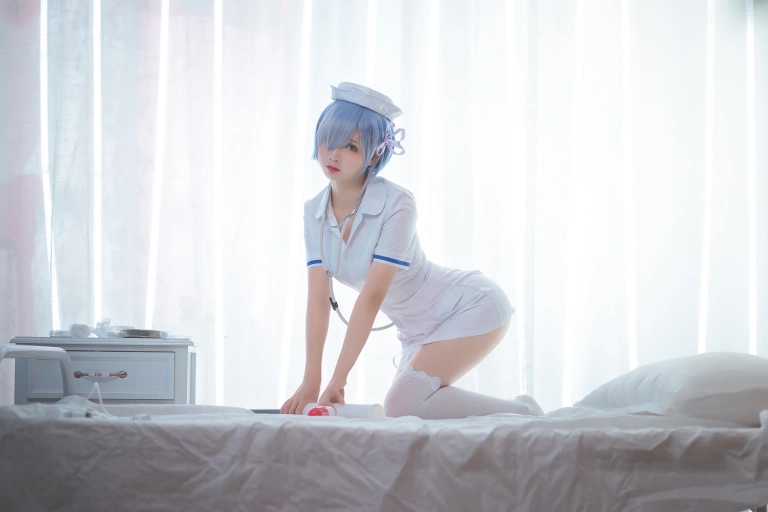 面饼仙儿《蕾姆护士装》主题写真：18张全套美图