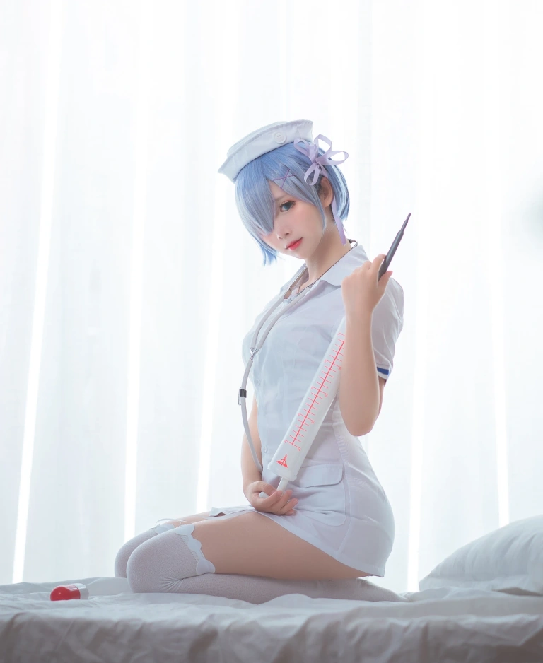 面饼仙儿《蕾姆护士装》主题写真：18张全套美图