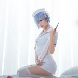 面饼仙儿《蕾姆护士装》主题写真：18张全套美图