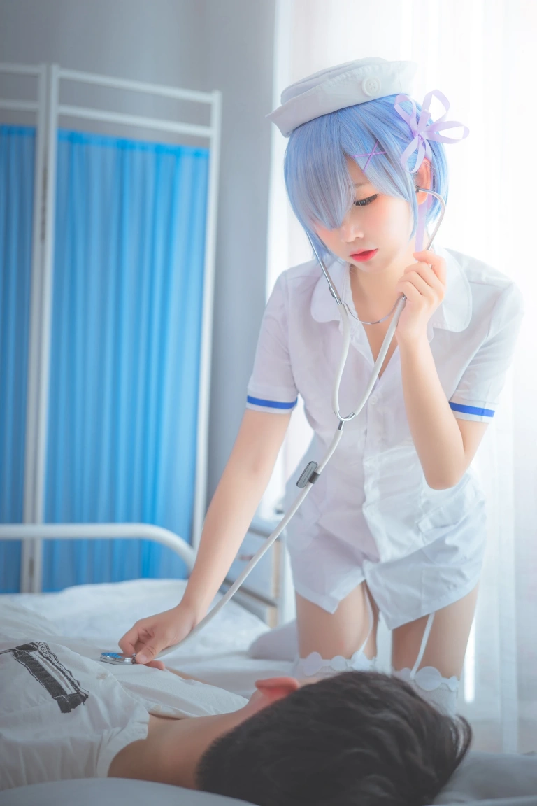面饼仙儿《蕾姆护士装》主题写真：18张全套美图