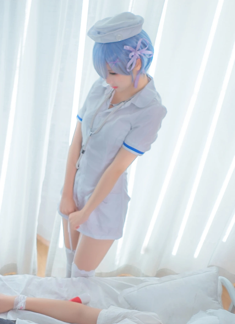 面饼仙儿《蕾姆护士装》主题写真：18张全套美图
