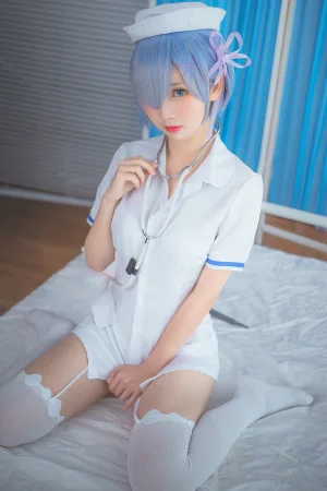 面饼仙儿《蕾姆护士装》主题写真：18张全套美图
