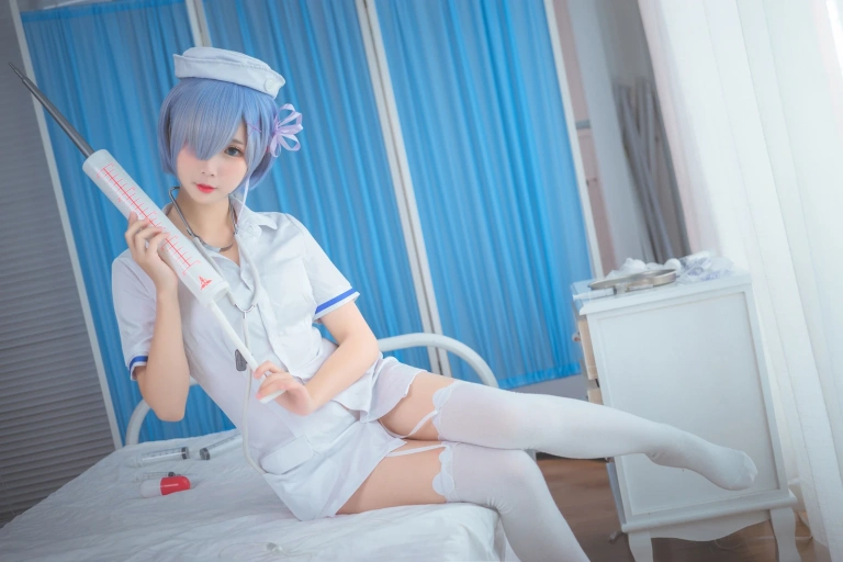 面饼仙儿《蕾姆护士装》主题写真：18张全套美图