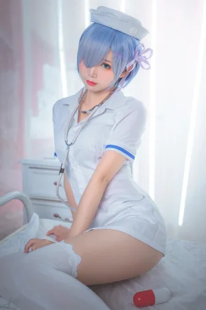 面饼仙儿《蕾姆护士装》主题写真：18张全套美图