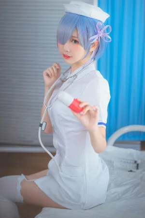 面饼仙儿《蕾姆护士装》主题写真：18张全套美图