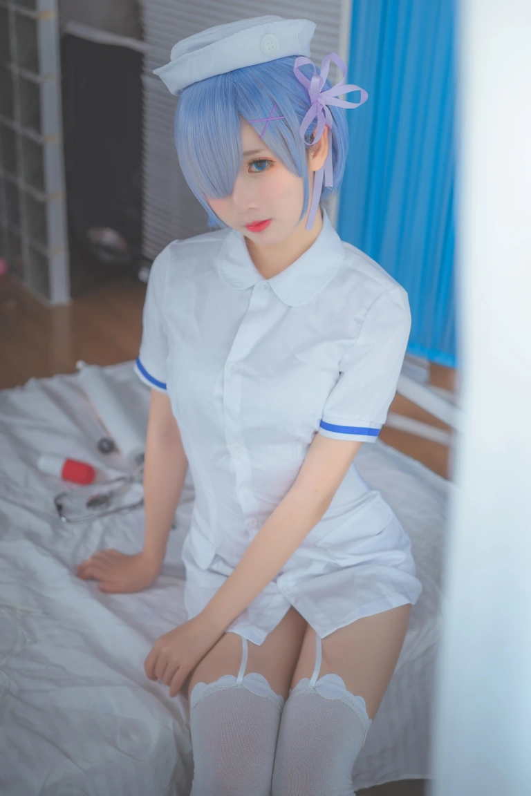 面饼仙儿《蕾姆护士装》主题写真：18张全套美图