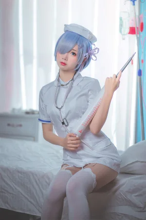 面饼仙儿《蕾姆护士装》主题写真：18张全套美图