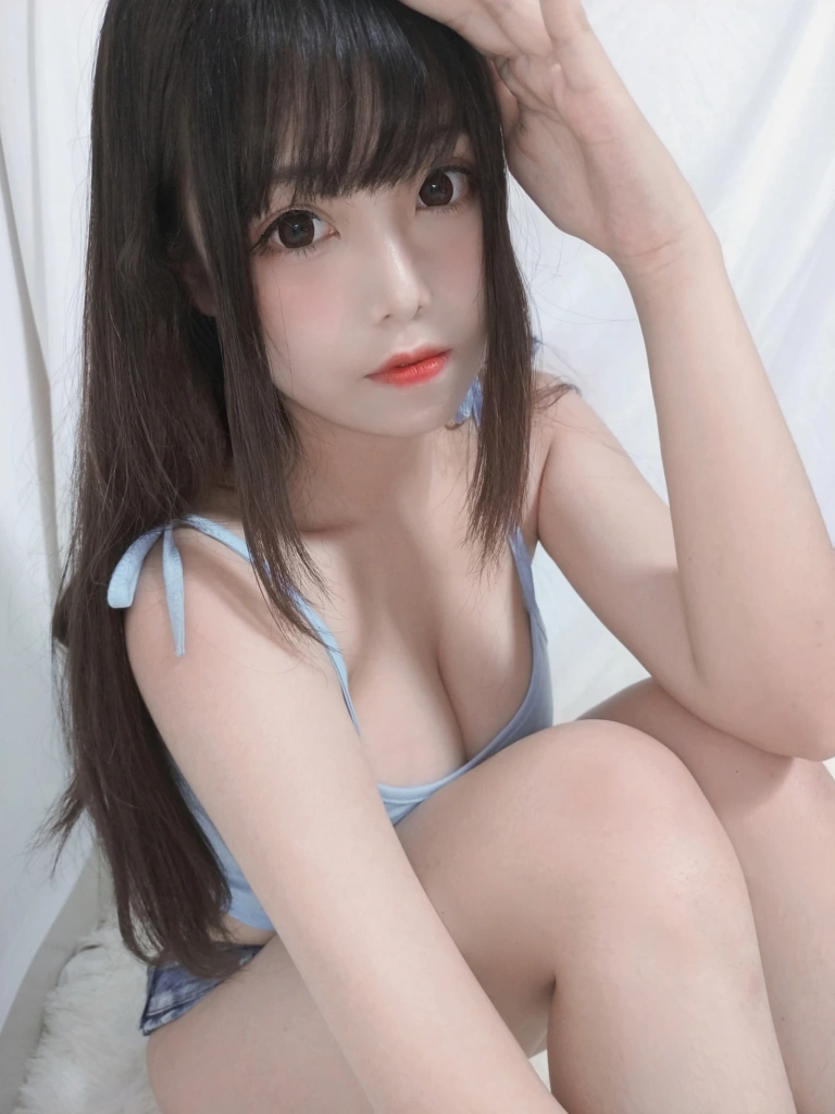 蜜汁猫裘《夏日迷糊大姐姐》主题写真：33张全套美图，含4个视频