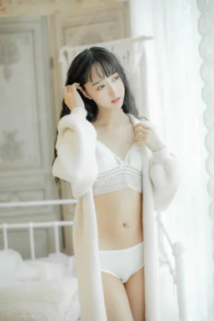 木棉棉《3套内衣电子图》主题写真：30张全套美图