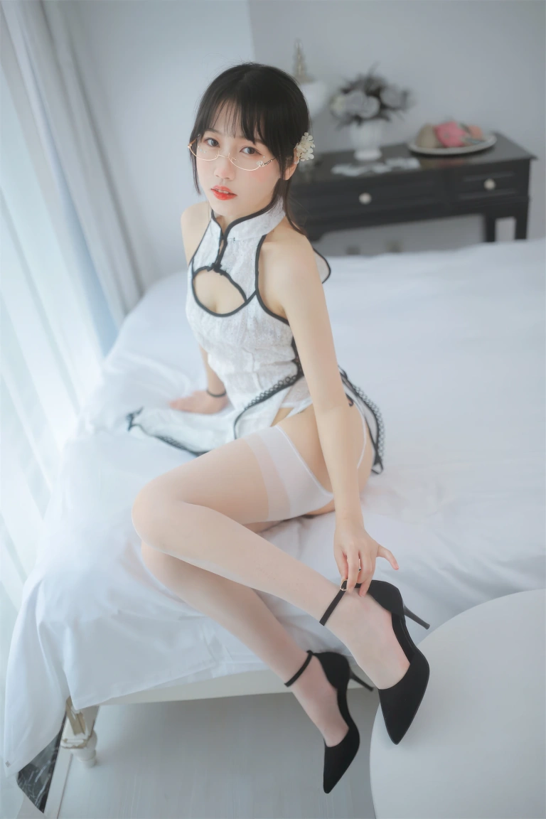 不呆猫《人妻白旗袍》主题写真：55张全套美图
