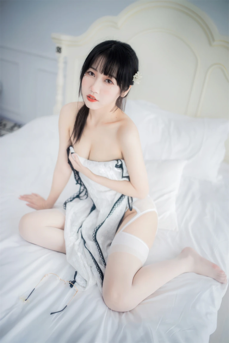 不呆猫《人妻白旗袍》主题写真：55张全套美图